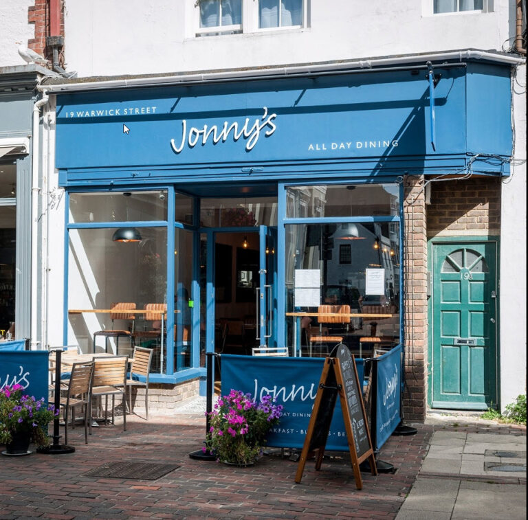 Jonnys Restaurant 768x757
